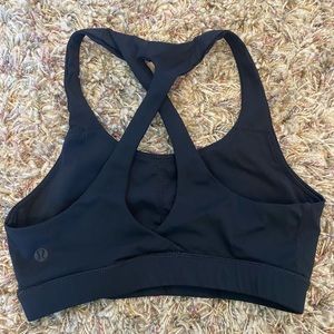black lululemon sports bra